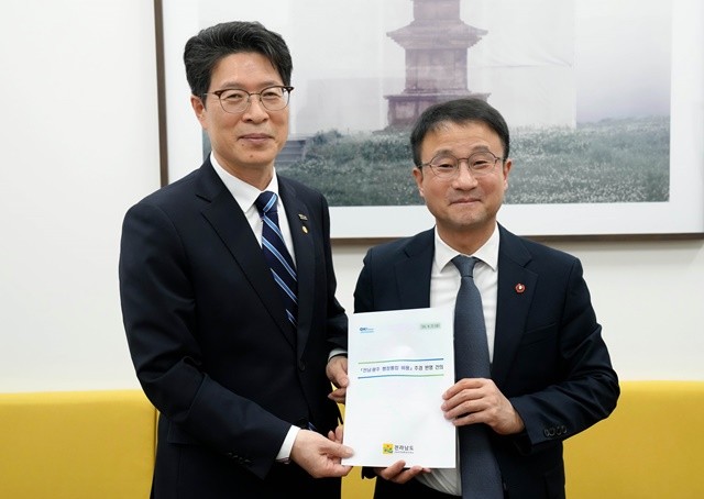 황기연 전라남도지사 권한대행이 3일 서울 국회에서 한병도 더불어민주당 원내대표와 면담을 갖고 전남광주행정통합 비용 추경 반영 등을 위한 건의 및 협조를 요청하고 있다.