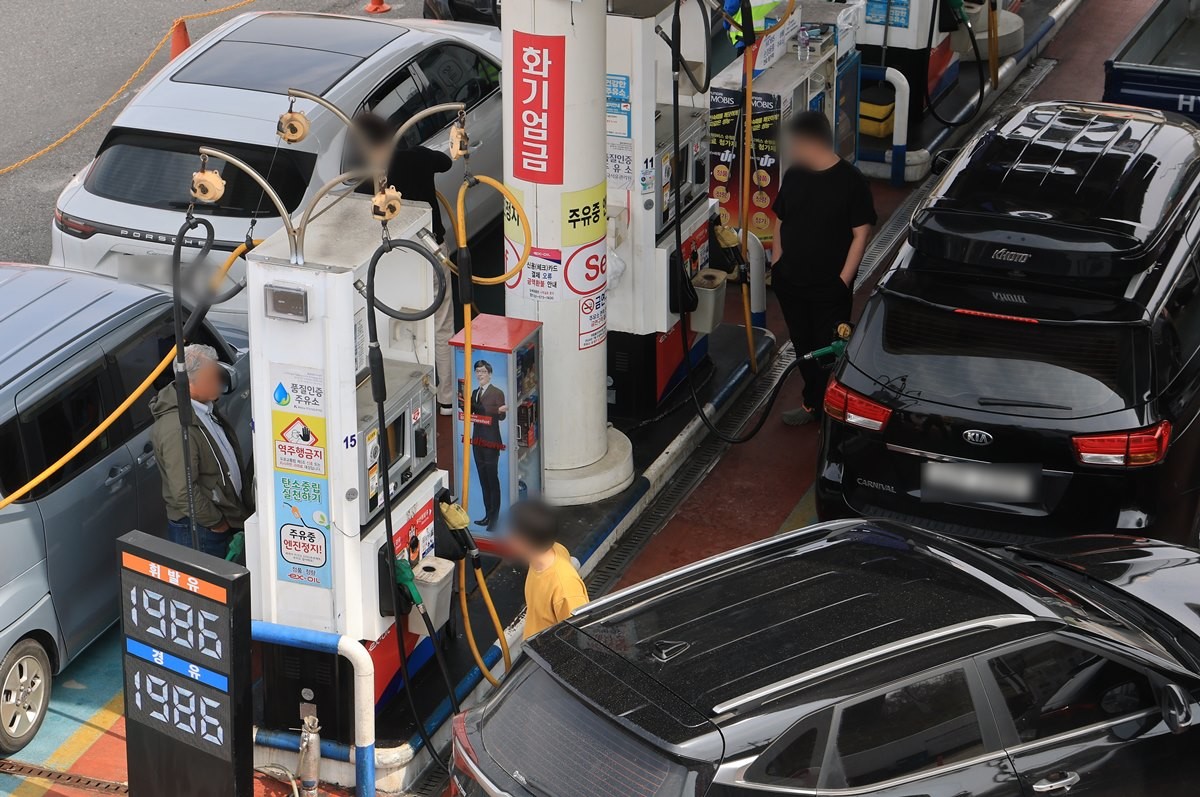 서울에 있는 한 주유소에서 시민들이 주유를 하고 있다.  기사 이해를 돕기 위한 자료 사진.     국내 주유소 휘발유와 경유 가격이 연일 상승세를 나타내고 있다.     토요일인 4일 유가정보시스템 '오피넷'에 따르면 이날 오전 9시 기준 전국 주유소 평균 휘발유 가격은 1리터당 1938.6원으로 전날보다 6.8원 올랐다. 같은 시각 전국 주유소 평균 경유 가격은 6.3원 상승한 1929.4원을 기록했다.    / 뉴스1