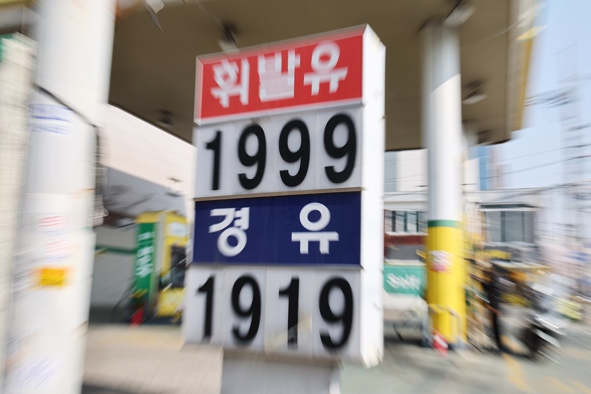 최근 주유소 기름값 안내 표지판 모습. 기사 이해를 돕기 위한 자료 사진. 기름값이 지속적으로 상승하는 요즘과 같은 상황에서는 운전 습관과 차량 관리 방식에 따라 연료 소비를 크게 줄일 수 있다. 아울러     짧은 거리 이동 시에는 차량 이용을 줄이고 대중교통이나 도보를 활용하는 습관을 들이면 장기적으로 연료 절약에 큰 도움이 된다.    / 뉴스1