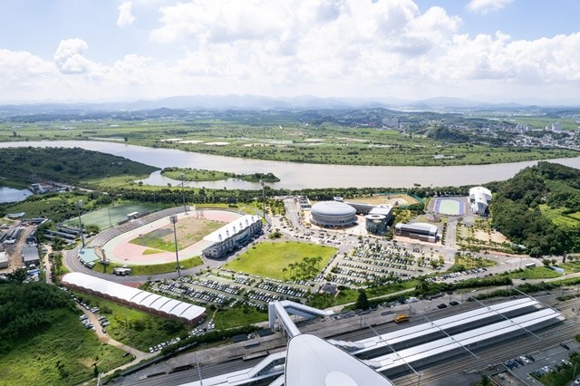국내에서 유일하게 KTX·SRT 나주역과 연결돼 최고의 교통 인프라를 보유한 나주종합스포츠파크. 영산강변에 위치해 빼어난 풍광을 자랑한다. / 나주시 제공