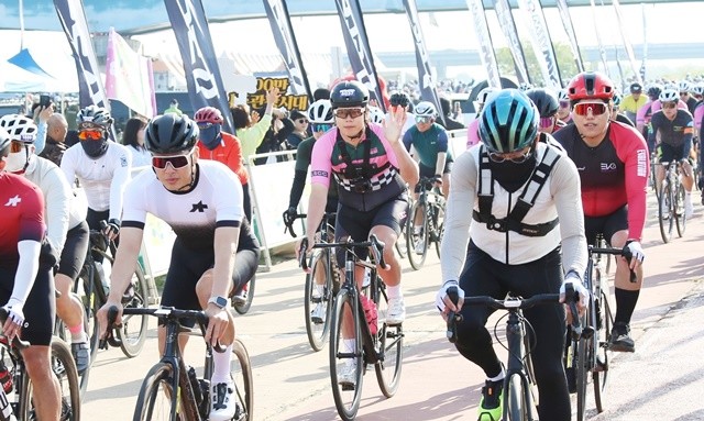 영산강변을 자전거로 달리는 ‘2025 영산강 그란폰도’. / 나주시 제공