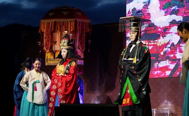 뮤지컬 ‘명성황후’ 주연배우인 김소현(왼쪽)과 손준호(오른쪽)가 무대를 선보이고 있는 모습
