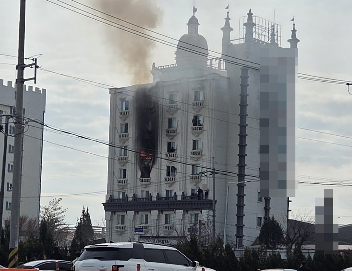 인천 옥련동 모텔 화재 현장 모습. 4일 오전 9시 41분쯤 인천 연수구 옥련동에 있는 한 모텔 5층 객실에서 불이 났다. 신고받고 출동한 소방 당국은 대원과 장비를 투입해 44분 만인 이날 오전 10시 25분쯤 불을 모두 껐다. 당시 화재로 인해 현재까지 숙박객 51명이 연기 흡입 등 부상당했다. 이 가운데 26명이 병원으로 이송됐으며 25명은 단순 연기 흡입으로 파악돼 이송되지 않았다. / 연합뉴스