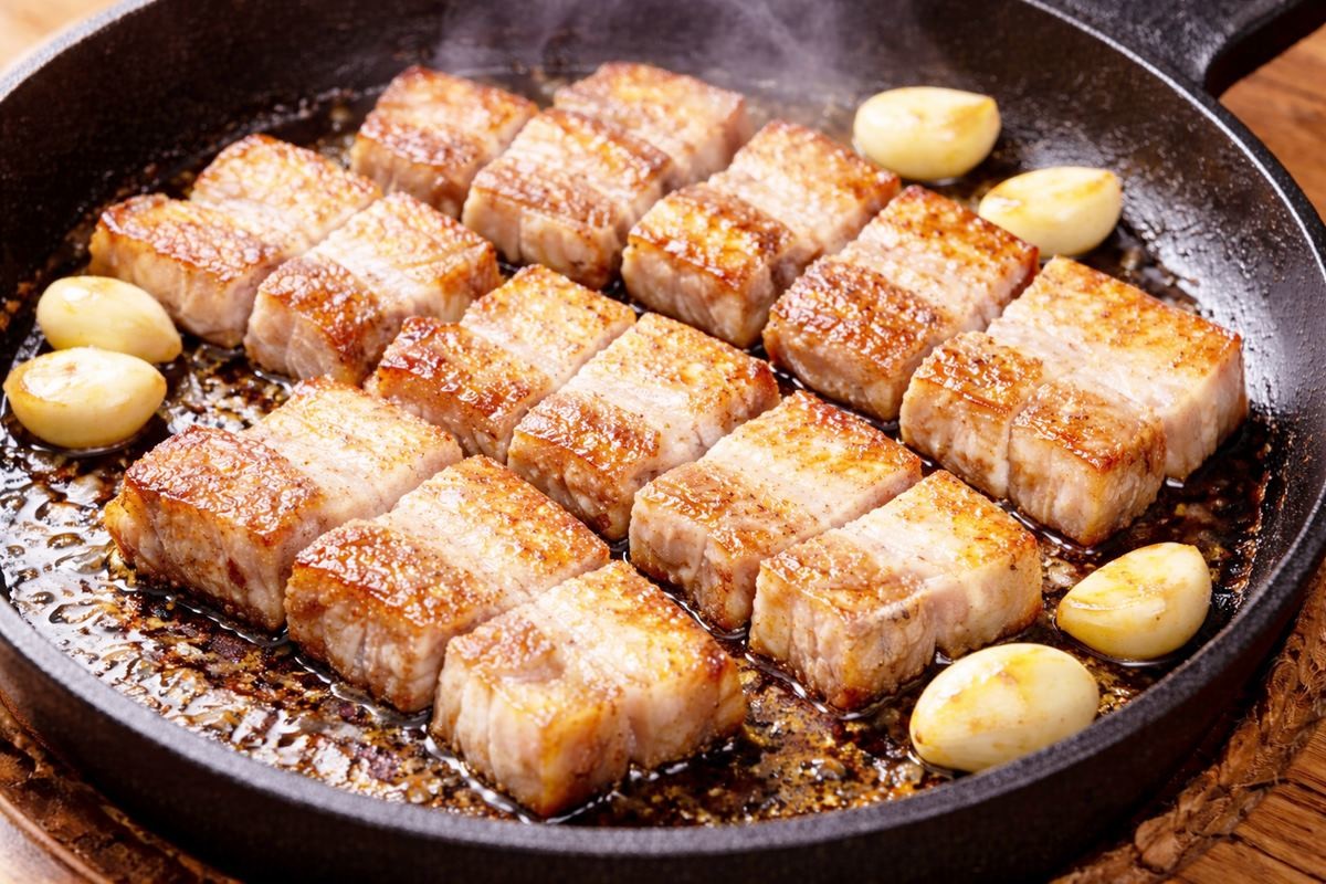 삼겹살을 맛있게 굽는 모습. 기사 이해를 돕기 위해 AI를 이용해 제작한 자료 사진. 실제 모습과 다소 차이가 있을 수 있다.