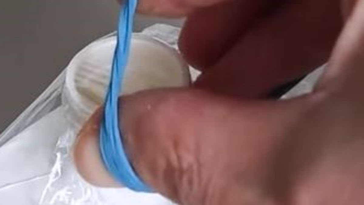 로션통에 비닐과 고무줄을 씌우는 모습. / 유튜브 '리꼬 Rico'