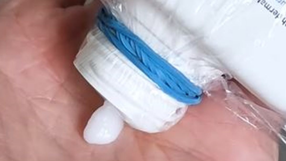 로션통에 비닐과 고무줄을 씌운 후 내용물을 짜는 모습. / 유튜브 '리꼬 Rico'