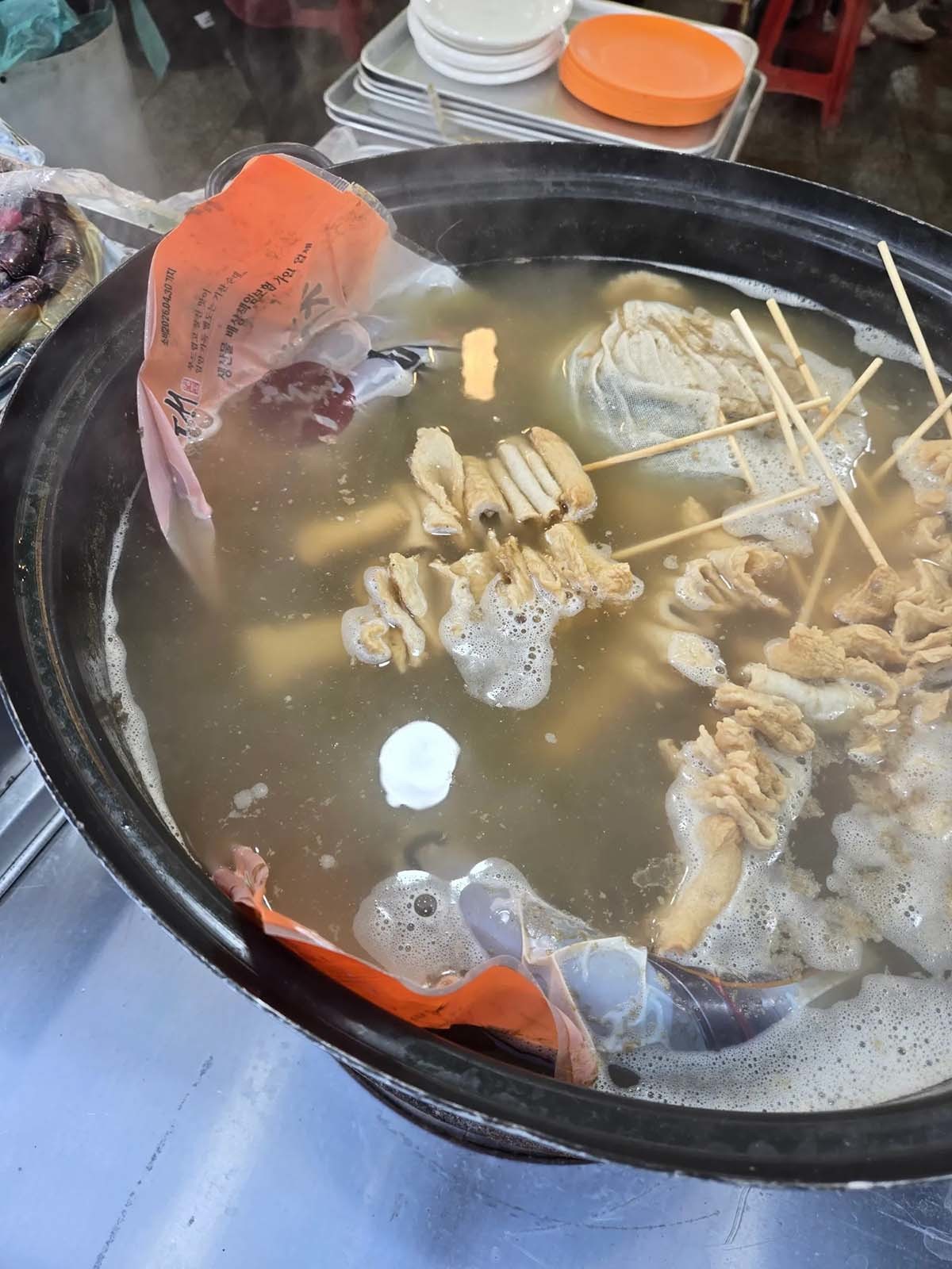 연제고분판타지축제 현장의 노점에서 오뎅국물에 포장 순대를 봉지째 담가 데우는 장면이 포착됐다. / 스레드