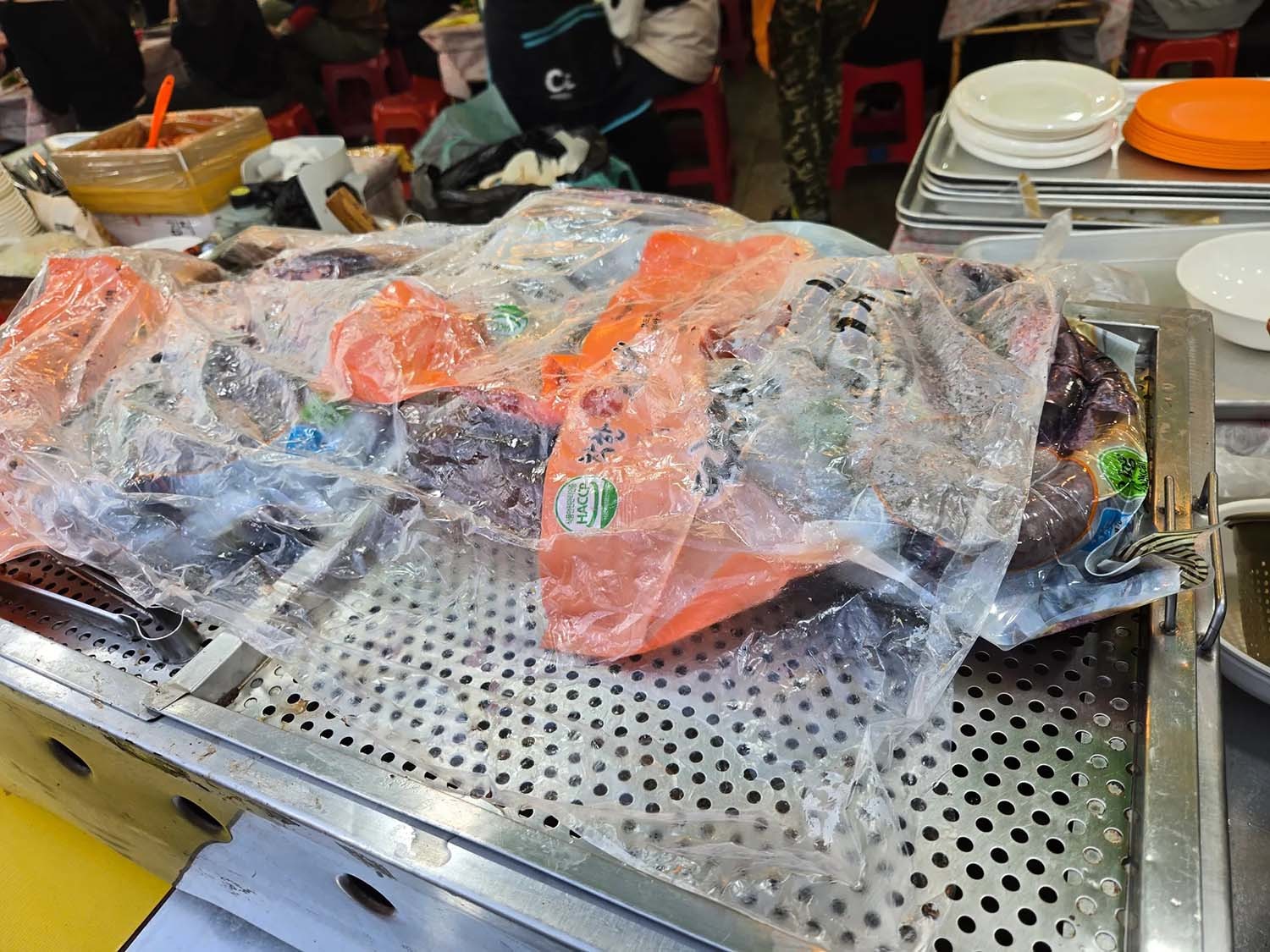 연제고분판타지축제 현장의 노점에서 오뎅국물에 포장 순대를 봉지째 담가 데우는 장면이 포착됐다. / 스레드