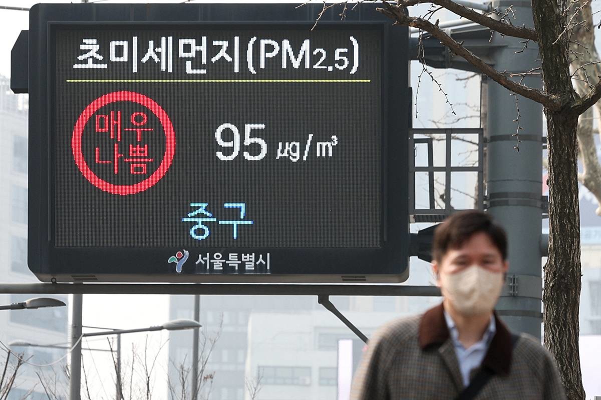 외출시 마스크 챙기세요. 이해를 돕기 위한 자료 사진 / 뉴스1