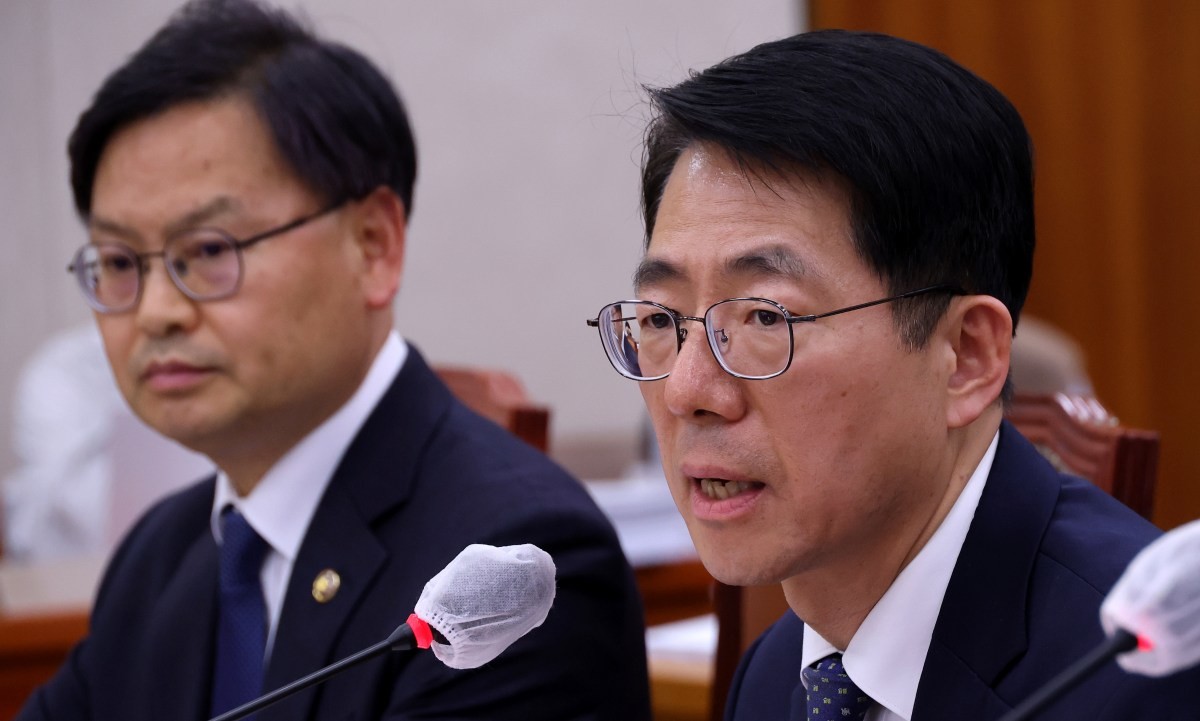 황종우 해양수산부 장관이 지난 2일 국회에서 열린 농해수위 전체 회의에서 추가경정예산안과 관련한 질의에 답하고 있다. / 연합뉴스