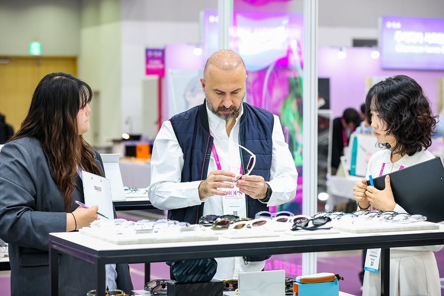 2026 대구국제안경전(이하 DIOP)를 방문한 한 외국인 바이어가 전시 제품을 보고 있다. / 대구시 제공