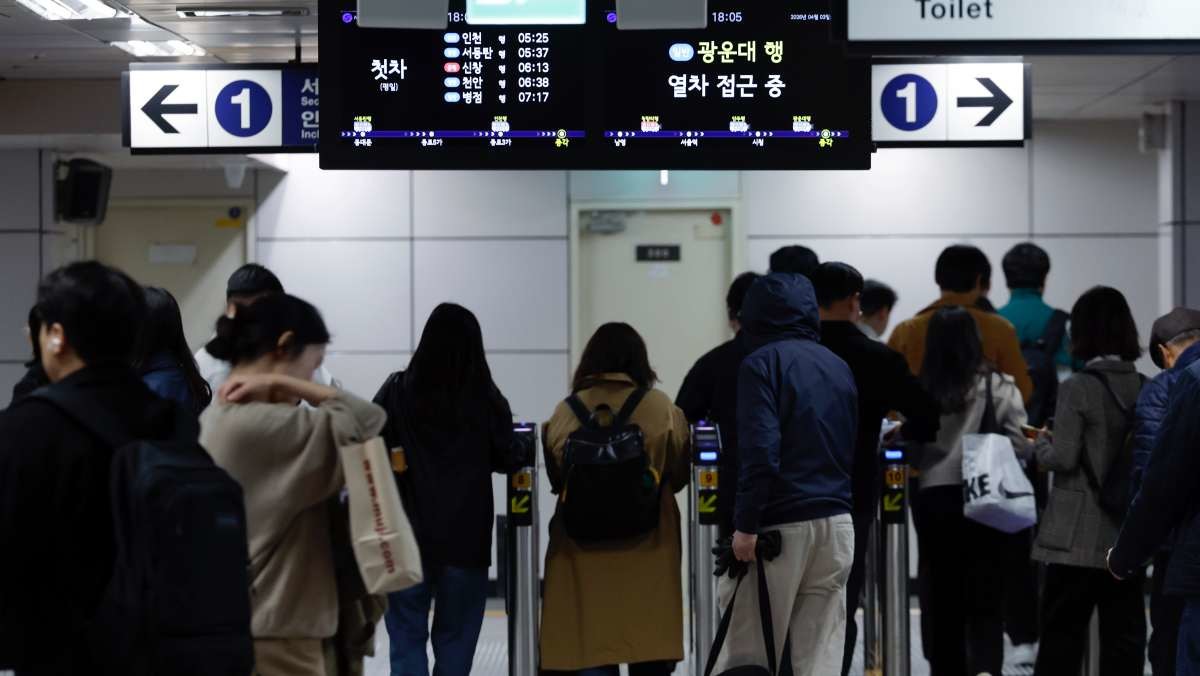 서울 지하철 1호선 종각역을 이용하는 시민들 모습. / 뉴스1