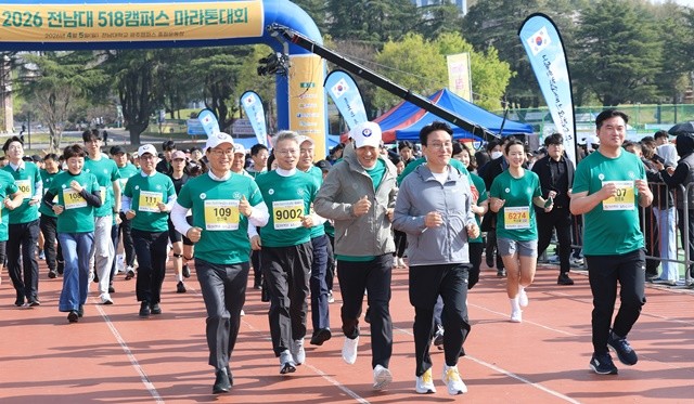 5일 오전 K-민주주의의 발원지인 전남대학교에서 ‘518캠퍼스 마라톤’이 펼쳐졌다. 김민석 국무총리 등 참석자들이 뜨거운 열기 속에 진행됐다.