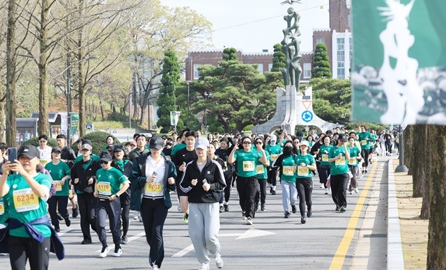 5일 전남대학교는 개교 이래 처음으로 교내에서 ‘518캠퍼스 마라톤대회’를 개최했다.참가자들이 힘차게 달려가고있다.