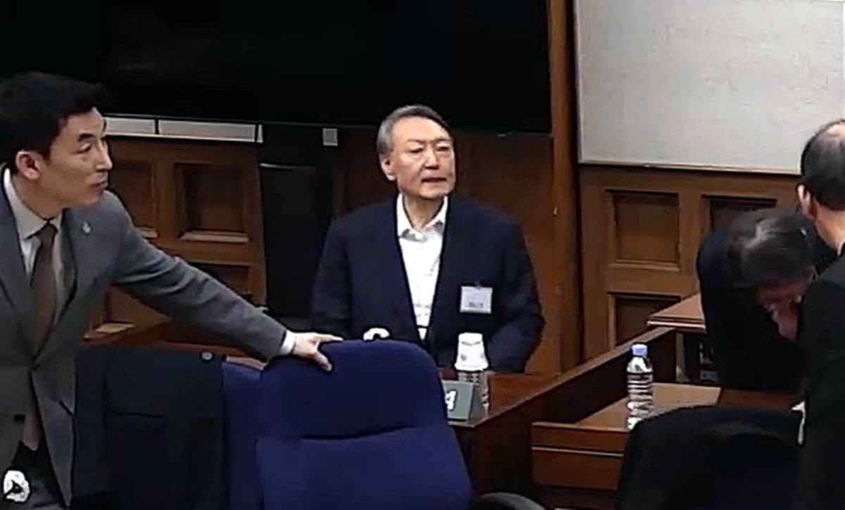 윤석열 전 대통령이 지난 2월 19일 오후 서울 서초구 서울중앙지방법원에서 열린 12·3 비상계엄 관련 내란 우두머리 혐의 사건 1심 선고공판에 출석하고 있다 / 서울중앙지법 제공, 뉴스1