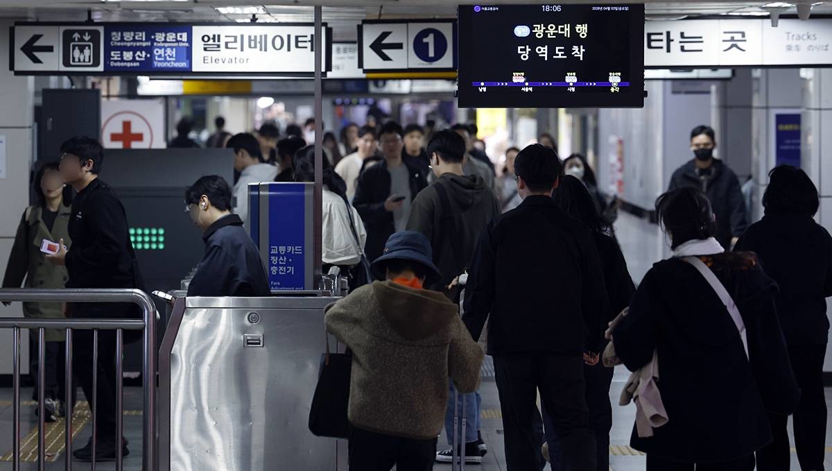 지하철 이용 승객들 / 뉴스1