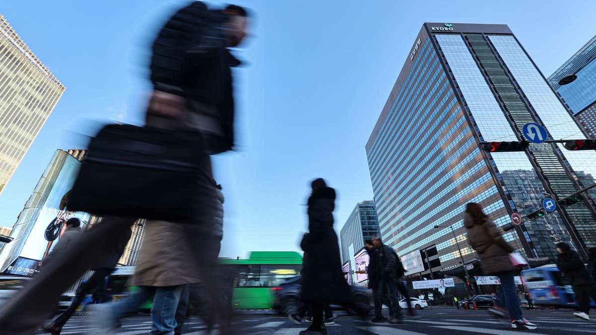 서울 종로구 광화문네거리에서 직장인들이 출근길 발걸음을 옮기고 있다. / 뉴스1