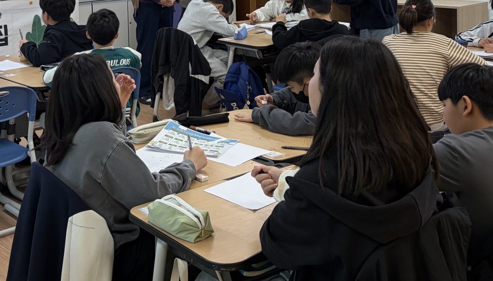 학생들이 모둠을 지어 해외여행 계획을 짜보며 환률을 공부하고 있다. / 위키트리 양완영 기자