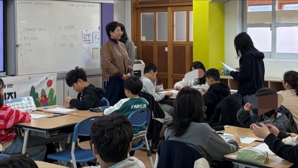 환율을 공부하며 세워본 여행계획을 발표하고 있다. / 위키트리 양완영 기자