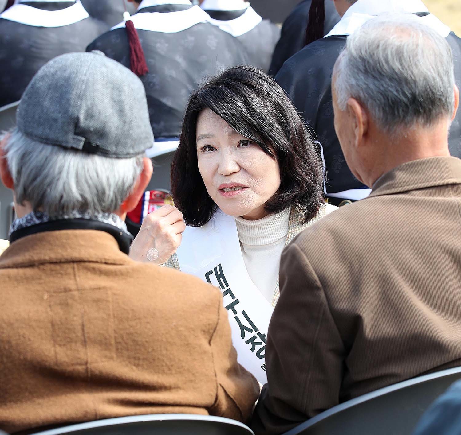 국민의힘 대구시장 경선에서 컷오프(공천 배제)된 이진숙 전 방송통신위원장이 3일 오전 대구 수성구 노변동 사직단에서 열린 수성사직제를 찾아 시민과 인사 나누고 있다.  / 뉴스1