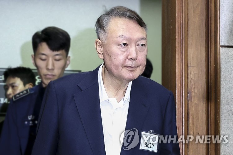 법정 들어서는 윤석열 전 대통령 / 사진공동취재단 제공, 연합뉴스