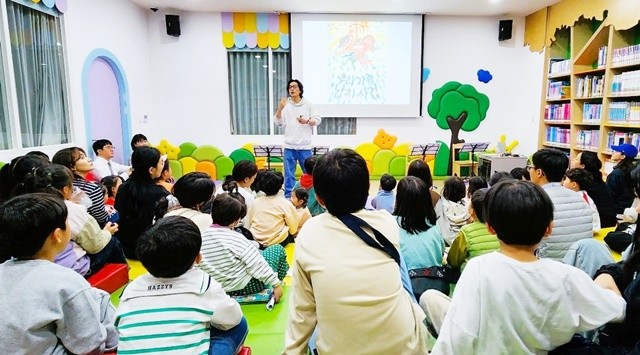 장성군립중앙도서관이 ‘도서관 속 작은 펼침, 세상을 여는 큰 열림’이라는 공식 주제 아래 도서관 주간 행사를 연다.