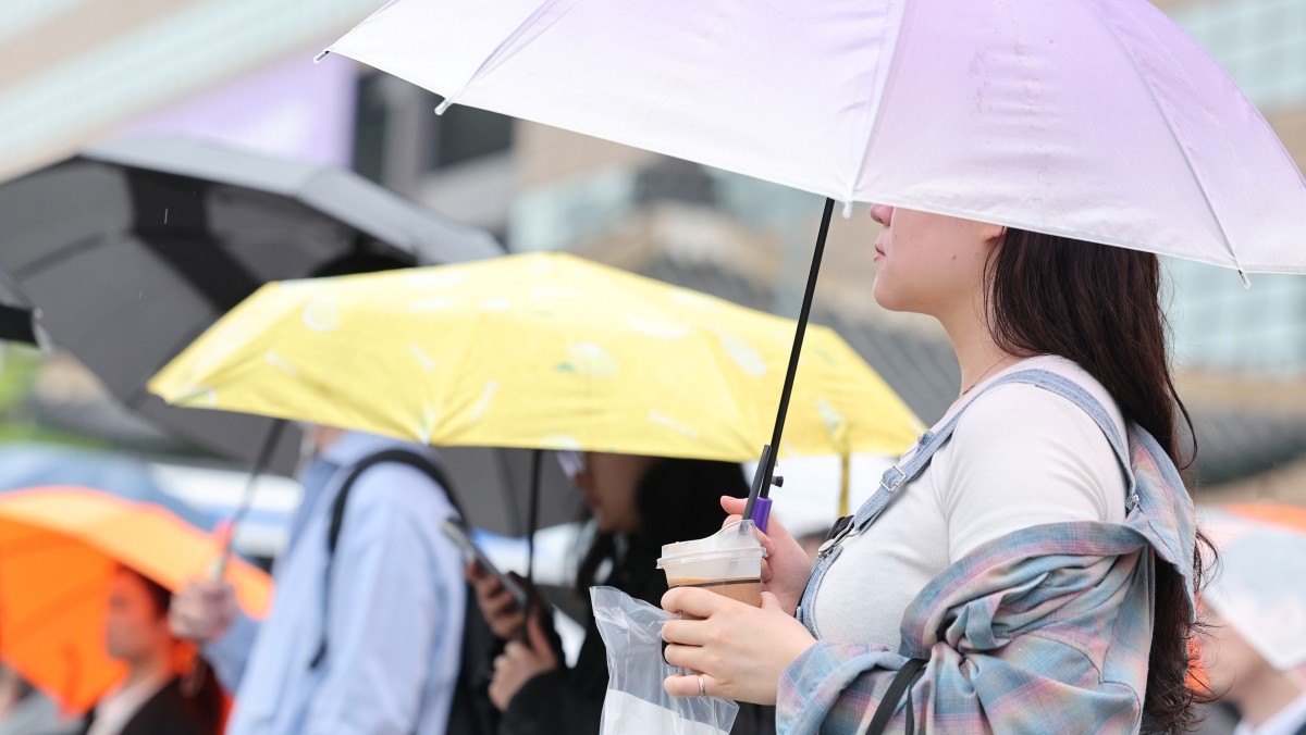 우산을 쓴 시민들이 출근하고 있다.  / 뉴스1