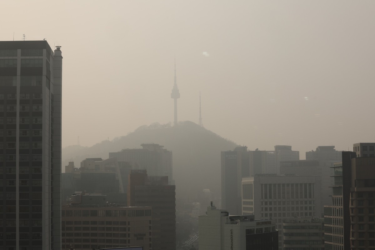 초미세먼지 농도가 '나쁨' 수준을 보이는 하늘 / 뉴스1