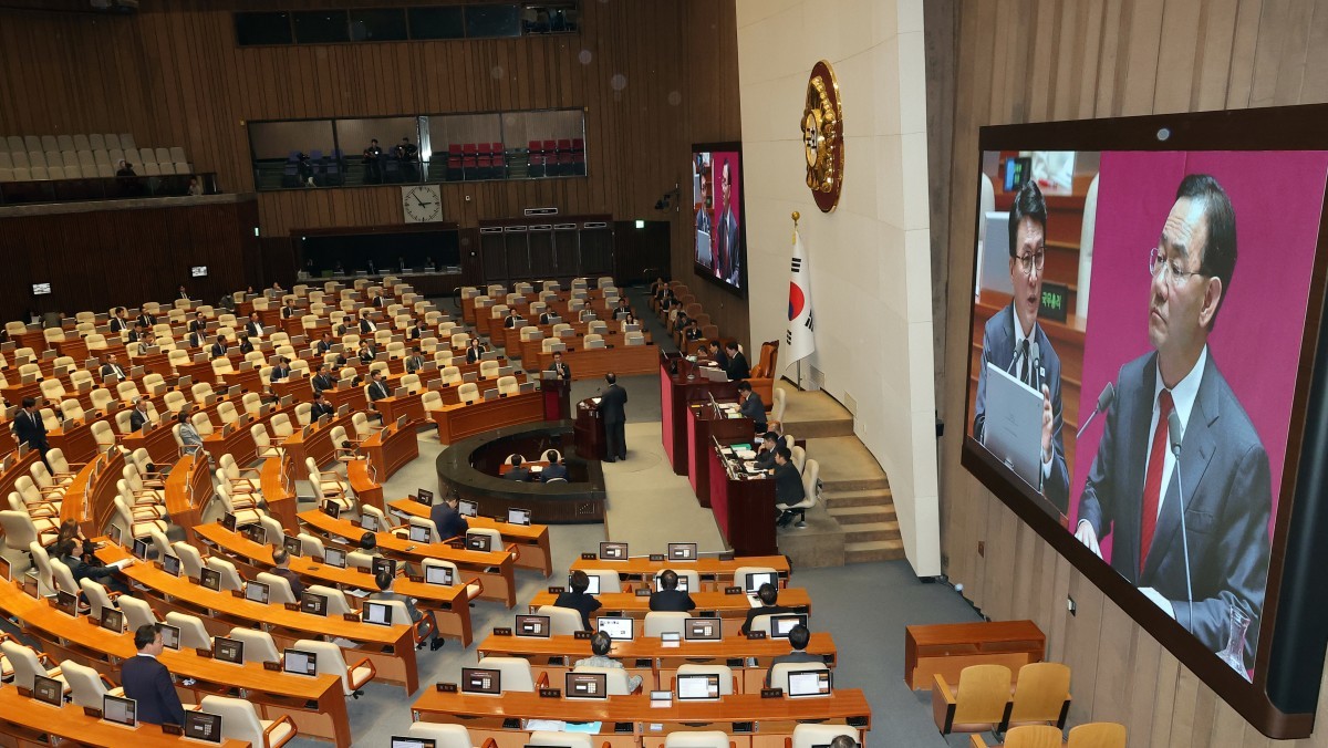 지난 3일 국회에서 열린 정치·외교·통일·안보 분야 대정부질문에서 김민석 국무총리가 국민의힘 주호영 의원의 질문에 답하고 있다. / 연합뉴스