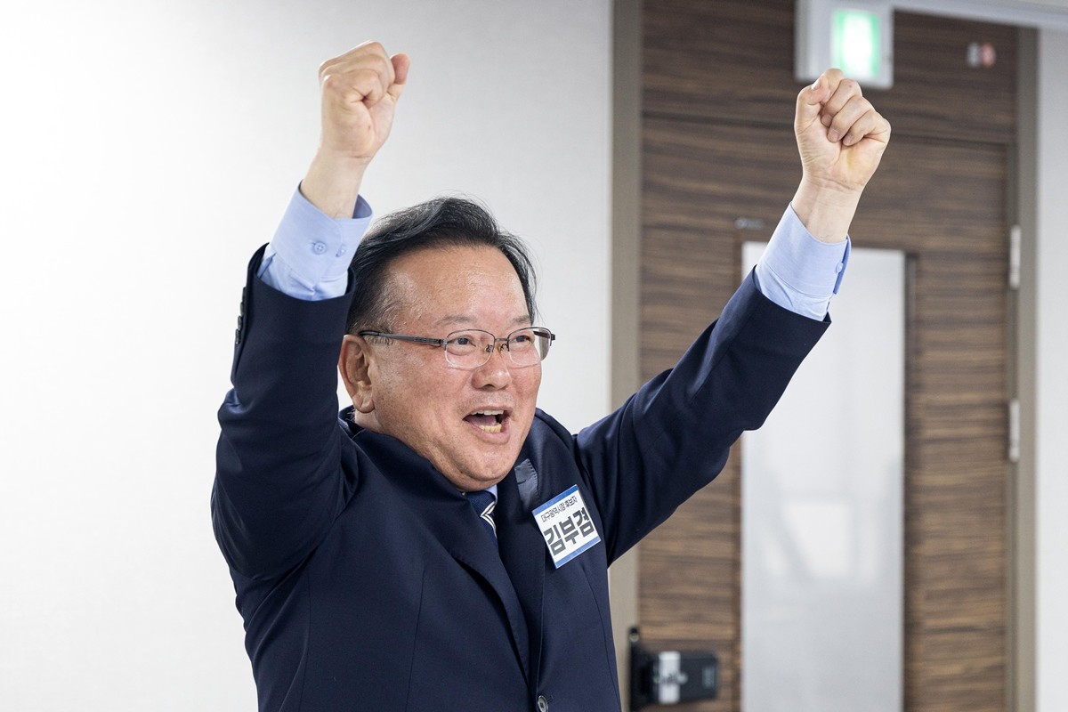 대구시장 출마를 선언한 김부겸 전 국무총리가 3일 오전 서울 여의도 더불어민주당 중앙당사에서 후보자 면접을 보며 만세를 외치고 있다.  / 뉴스1