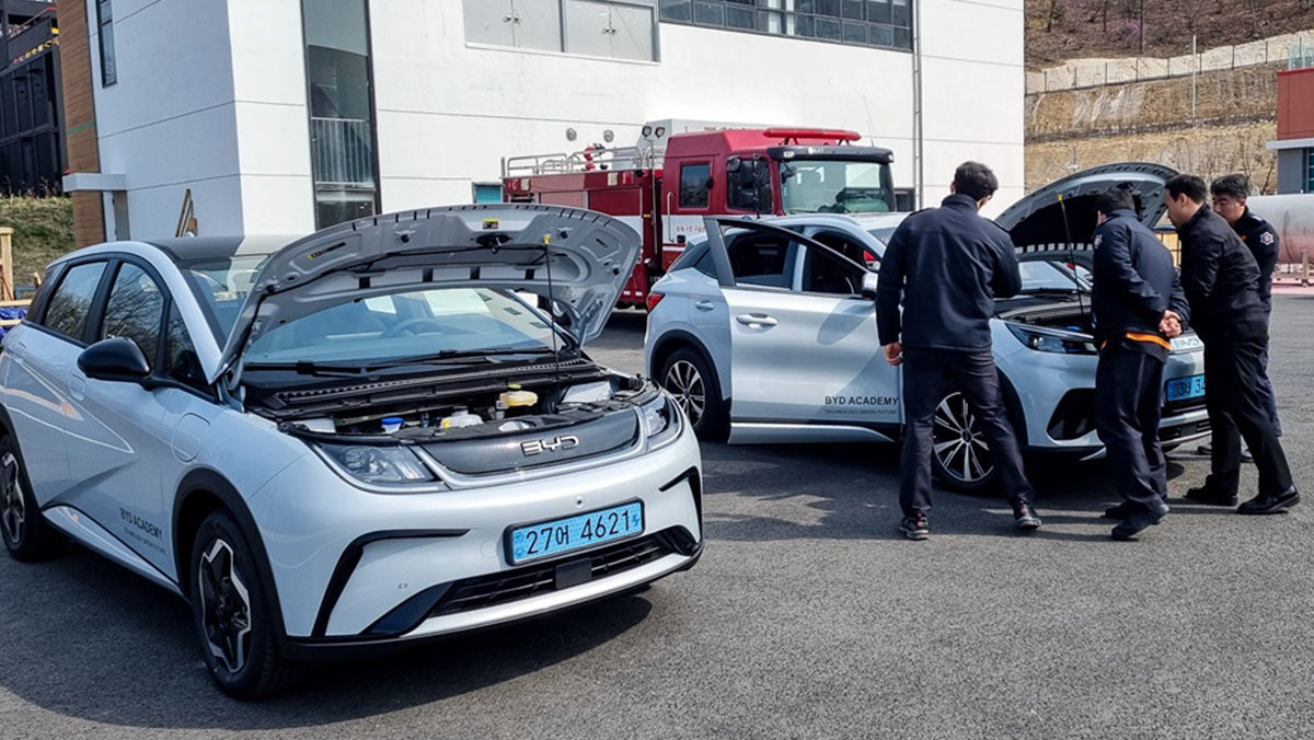 인천 소방공무원들이 BYD 차량으로 실습을 진행 중이다. / BYD 코리아