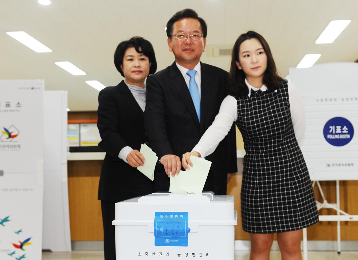 2016년 4월 13일 20대 총선 대구수성갑 더불어민주당의 김부겸 후보가 부인 이유미 씨, 딸 현수 양(배우 시절 예명 윤세인)과 함께 대구 수성구 만촌동 주민센터에서 투표하고 있다. 김 후보는 31년 만에 민주당 계열 후보로 당선되는 당시로선 기적으로 불렸던 승리를 거뒀다. / 뉴스1