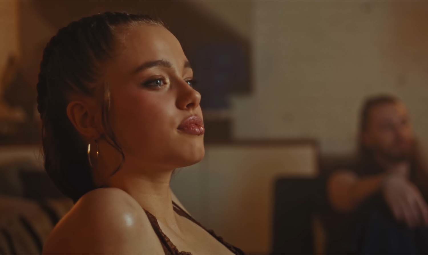 안젤리나 졸리와 브래드 피트의 친딸 샤일로 졸리. 다영의 신곡 '왓츠 어 걸 투 두(What's a Girl to Do)'의 뮤직비디오 티저 중 한 장면.      / 'STARSHIP' 유튜브