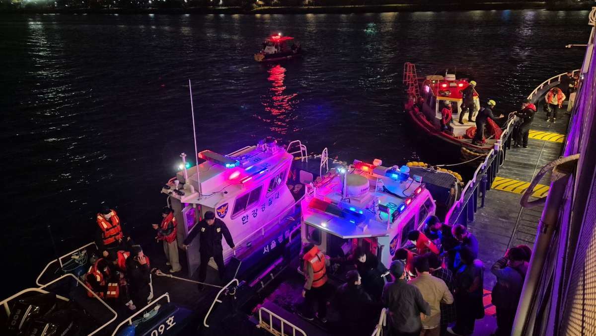 지난 28일 오후 서울 한강 반포대교 인근에서 운항 중이던 유람선이 바닥에 걸려 멈추는 사고가 발생해 소방당국이 승객들을 구조하고 있다. / 뉴스1