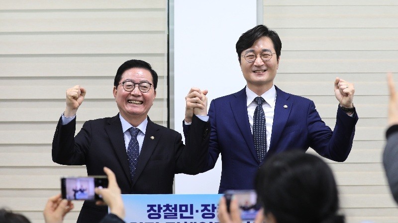 6일 더불어민주당 대전시장 경선 경선에 진출한 장철민 예비후보(오른쪽)와 장종태 의원이 '정책연대 원팀'을 공식화하고 기념촬영을 하고 있다./사진=김지연 기자