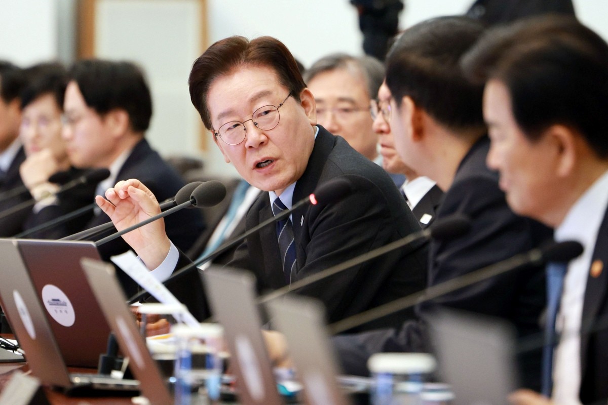 이재명 대통령이 6일 청와대에서 열린 국무회의 겸 제4차 비상경제 점검회의에서 구윤철 부총리 겸 재정경제부 장관과 대화하고 있다. 2026.4.6/뉴스1