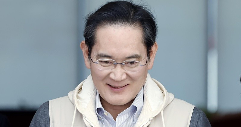 해외 일정을 마친 이재용 삼성전자 회장이 3월 13일 오후 서울 강서구 김포비즈니스항공센터를 통해 귀국하고 있다. / 뉴스1