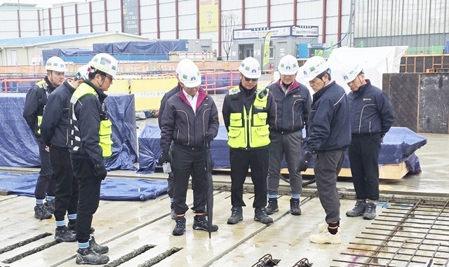 지난 3월 18일 전주에코시티 17블록 건설현장에서 안전보건 점검을 실시하는 모습. / 중흥건설 제공