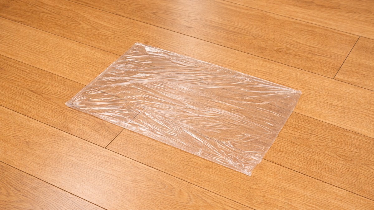 바닥에 비닐랩을 붙인 모습 / 기사 내용을 바탕으로 제작한 AI 이미지