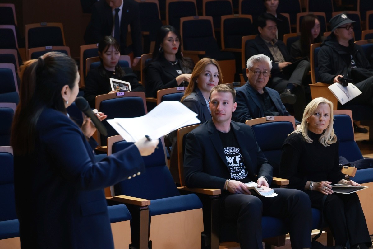 영상자서전에 대한 설명을 듣고 있는 뉴욕페스티벌 관계자들 / 충청북도