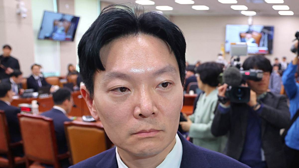 쌍방울 대북송금 사건을 담당했던 박상용 검사가 지난 3일 서울 여의도 국회에서 열린 윤석열정권정치검찰조작기소의혹사건진상규명국정조사특별위원회 전체회의에서 증인 선서 거부로 퇴장당하고 있다. / 뉴스1