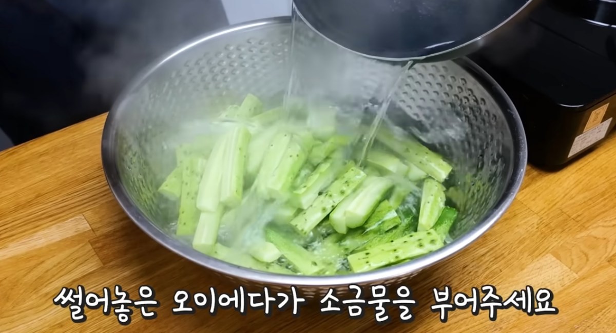 오이백김치를 만드는 모습 / 유튜브 '김대석 셰프TV'