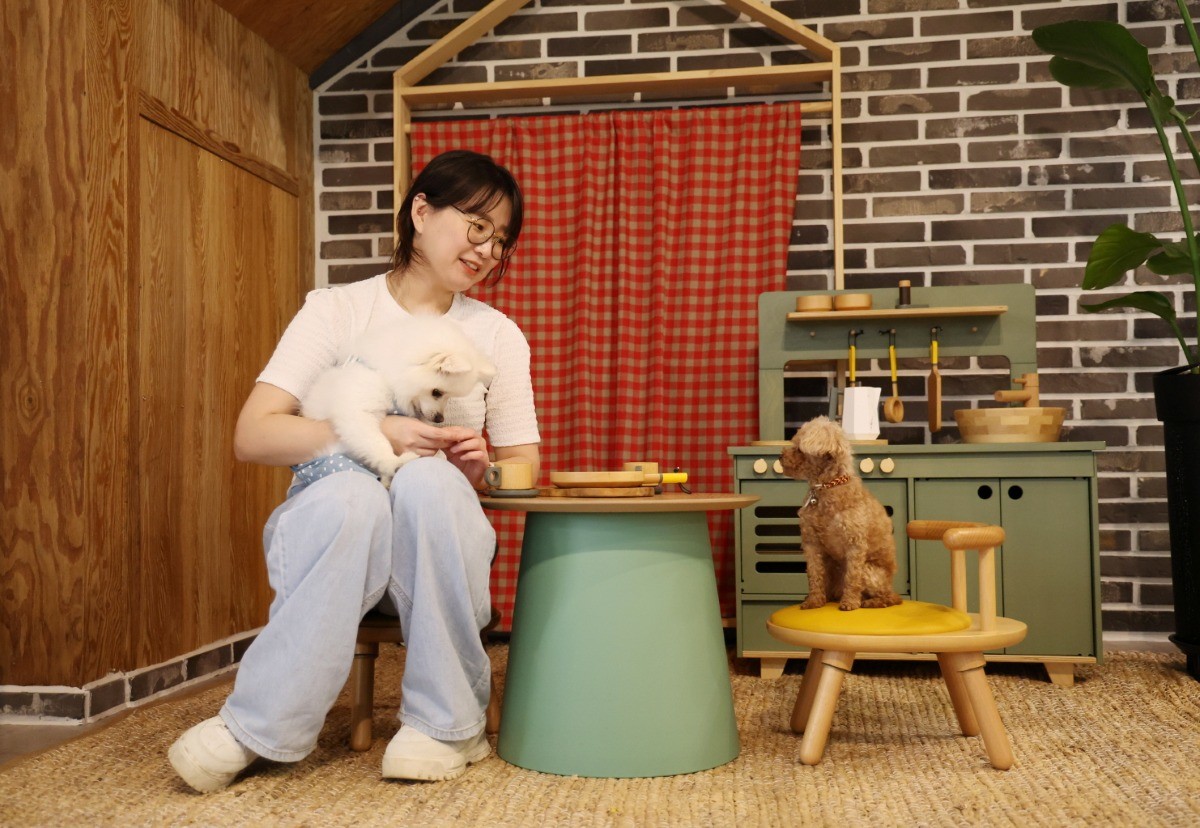 태안 소재의 한 반려동물 동반 펜션에서 시간을 보내는 모습 / 태안군