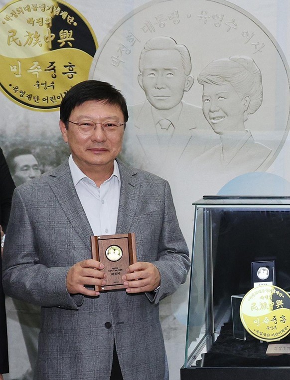 박지만 EG 회장이 20일 오후 서울 마포구 마포아트센터에서 박정희 전 대통령과 육영수 여사의 첫 공식 기념메달을 들어 보이고 있다. 2024.11.20/뉴스1