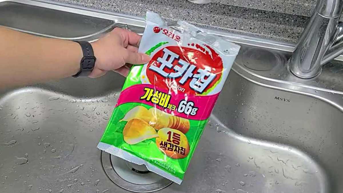 과자봉지 그냥 버리지 말고 '싱크대' 문질러 보세요…기가 막힌 쓰임새 찾았습니다