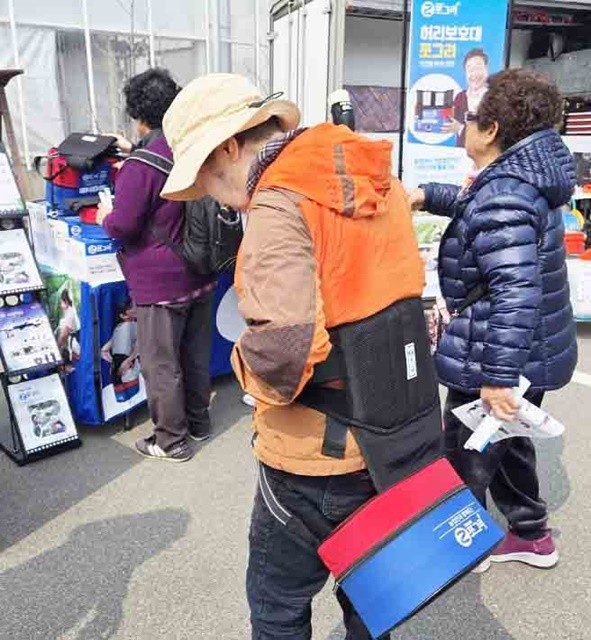양양군 시연회에서 농업인이 ‘허리보호대 쪼그리’를 체험하고 있다.