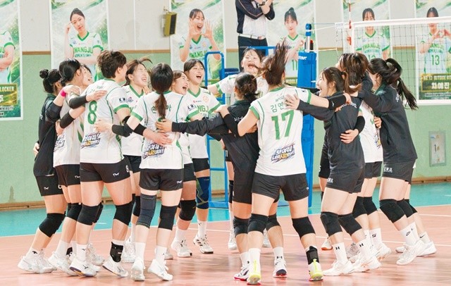 광주여자대학교 배구부선수들이 승리를 자축하고 있다. / 광주여대