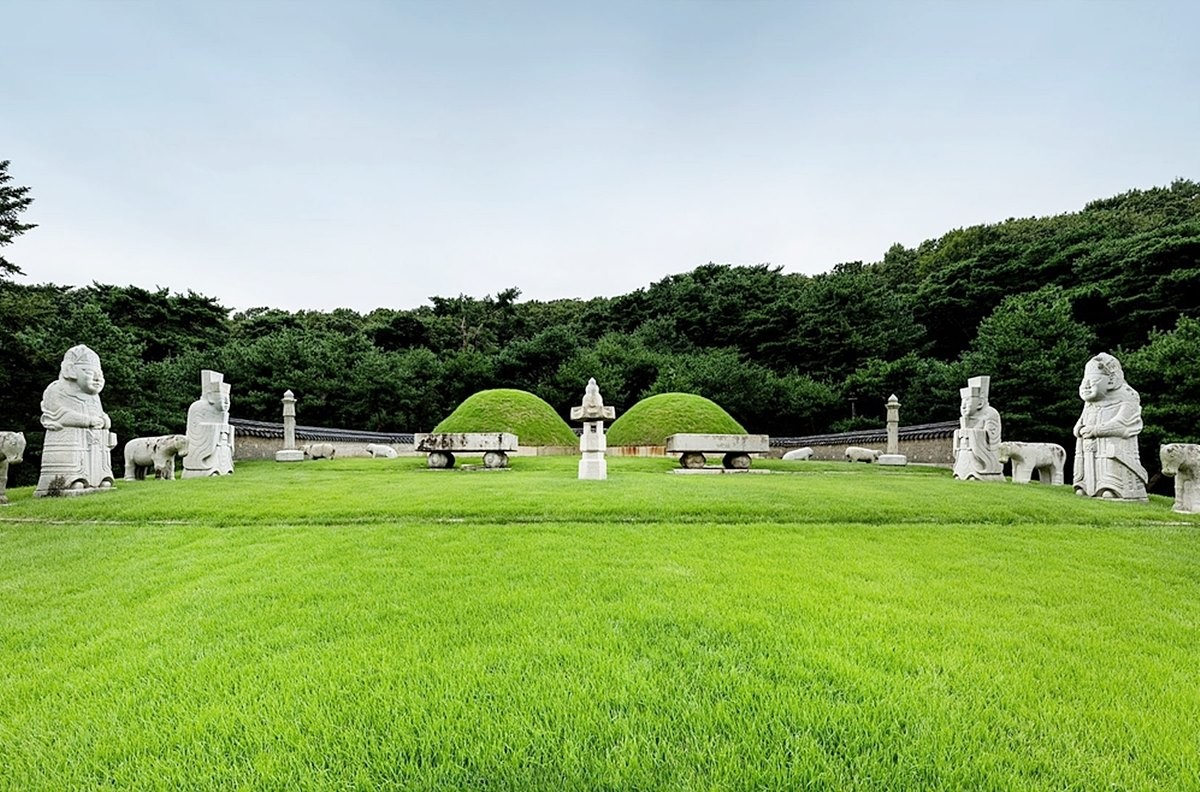 김포 장릉 모습. 올해 6월부터는 김포 장릉을 방문할 때 주차비를 내야 한다. 국가유산청에 따르면 국가유산청 산하 궁능유적본부는 오는 6월 1일부터 김포 장릉 주차장을 유료화하는 내용을 최근 행정 예고했다.     김포 장릉 주차장이 유료화되면 소형차는 30분 기준으로 500원의 주차 요금이 부과된다. 1시간 이후에는 5분을 초과할 때마다 100원씩 더할 예정이다.    / 국가유산청 궁능유적본부 제공
