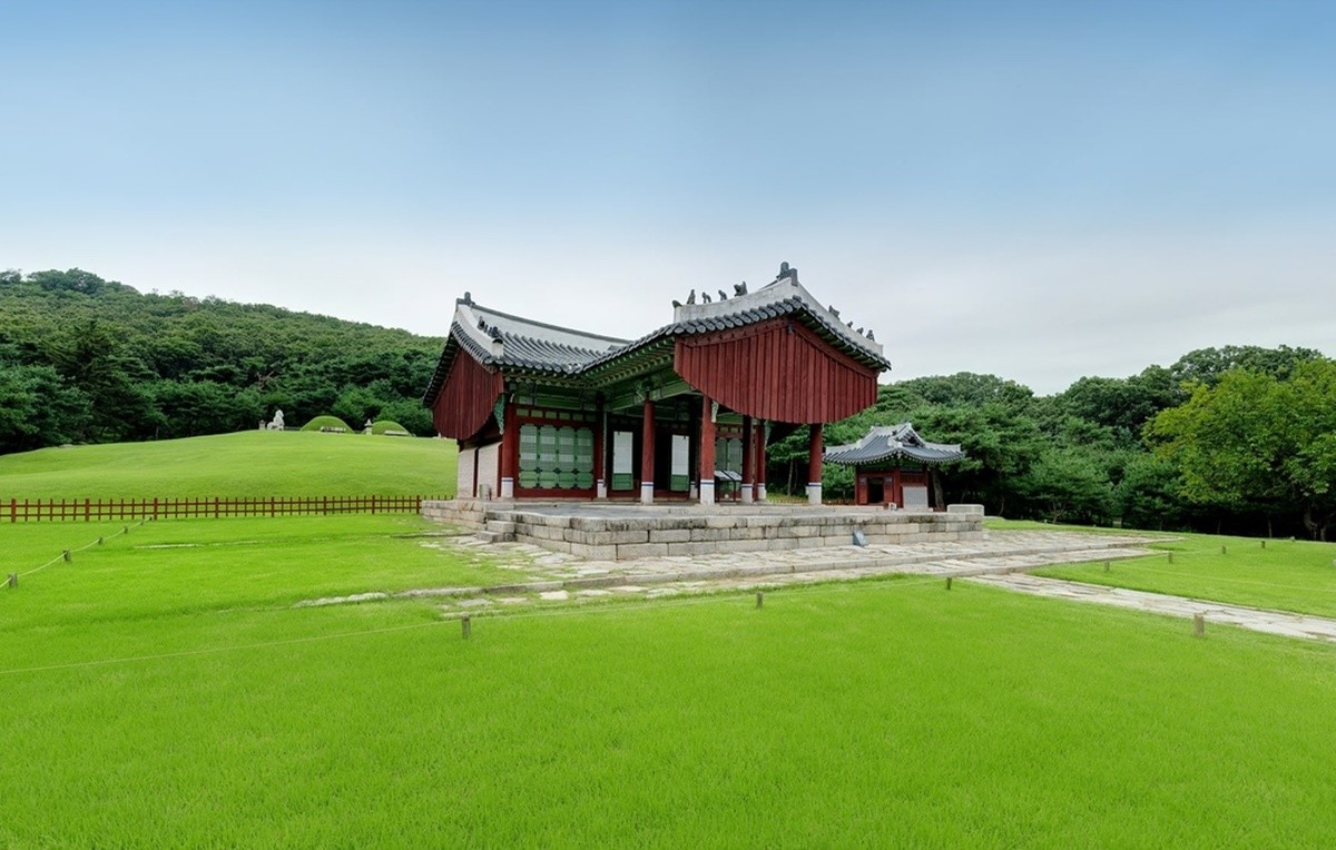 김포 장릉 정자각 모습. 올해 6월부터는 김포 장릉을 방문할 때 주차비를 내야 한다. 국가유산청에 따르면 국가유산청 산하 궁능유적본부는 오는 6월 1일부터 김포 장릉 주차장을 유료화하는 내용을 최근 행정 예고했다.     김포 장릉 주차장이 유료화되면 소형차는 30분 기준으로 500원의 주차 요금이 부과된다. 1시간 이후에는 5분을 초과할 때마다 100원씩 더할 예정이다.    / 국가유산청 궁능유적본부 제공