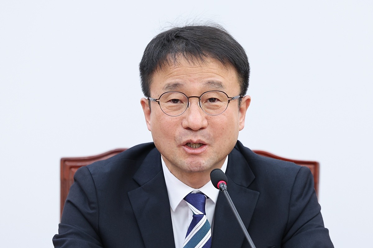 한병도 더불어민주당 원내대표가 7일 서울 여의도 국회에서 열린 원내대책회의에서 발언하고 있다. 한병도 원내대표는 정성호 법무부 장관이 '쌍방울 대북 송금 사건'을 수사했던 박상용 검사의 직무를 정지한 것에 대해 '사필귀정'이라고 말했다. 한 원내대표는 7일 서울 여의도 국회에서 열린 당 원내대책회의에서 '박상용 검사는 연어 술 파티, 허위 진술 유도, 형량 거래 정황이 드러났음에도 반성은커녕 뻔뻔한 태도를 보여왔다'라며 이렇게 밝혔다. / 뉴스1